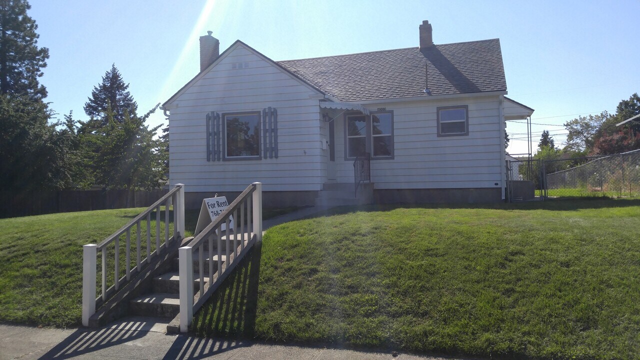 4003 N Hawthorne St in Spokane, WA - Building Photo
