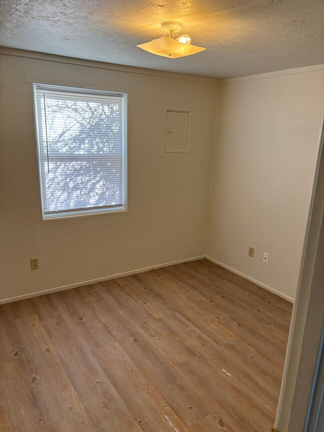 1819 Carroll St, Unit 1 in Lebanon, OR - Building Photo - Building Photo