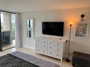 1830 Embassy Dr, Unit APT 412 in West Palm Beach, FL - Building Photo - Building Photo