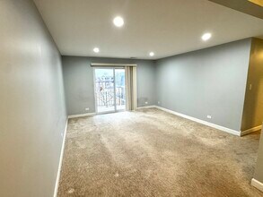 4 Oak Creek Dr in Buffalo Grove, IL - Foto de edificio - Building Photo