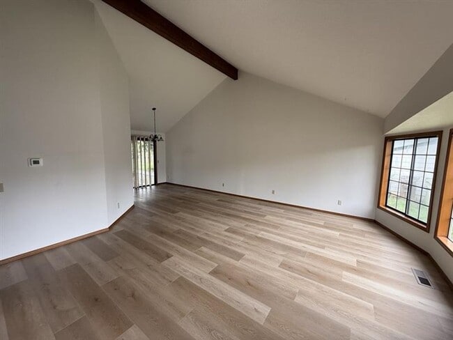 17565 NW Woodmere Ct in Beaverton, OR - Foto de edificio - Building Photo