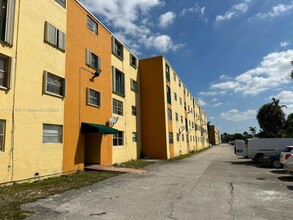 666 W 81st St in Hialeah, FL - Building Photo - Building Photo