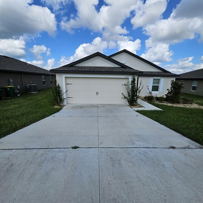 2057 Amber Sweet Cir in Dundee, FL - Building Photo - Building Photo