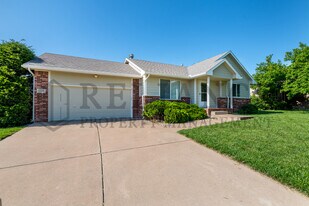 1318 N Aksarben Ct in Wichita, KS - Building Photo