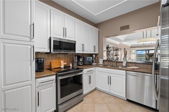 221 La Peninsula Blvd in Naples, FL - Foto de edificio - Building Photo