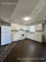 28 Forsyth St in Thomasville, NC - Building Photo