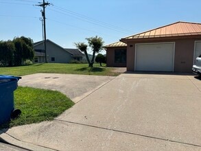 1804 Cinnamon Dr in Holts Summit, MO - Building Photo - Building Photo