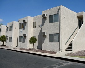 Summer Place Apartments in Las Vegas, NV - Building Photo - Building Photo