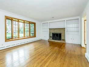17 Beechwood Dr in Glen Head, NY - Building Photo - Building Photo