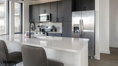 1007 S Mint St, Unit 810 in Charlotte, NC - Building Photo - Building Photo