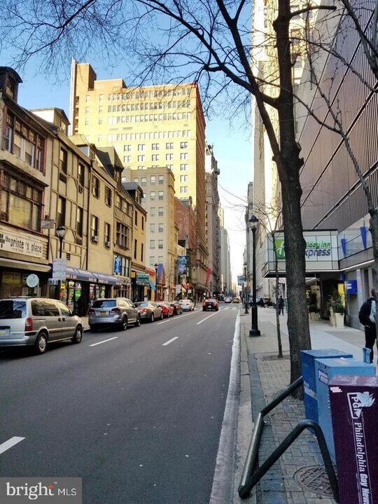 1304 Walnut St in Philadelphia, PA - Building Photo