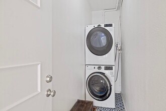 2338 NW Hoyt St in Portland, OR - Foto de edificio - Building Photo