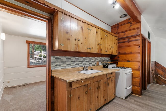 32780 Deer Lick Dr in Running Springs, CA - Foto de edificio - Building Photo