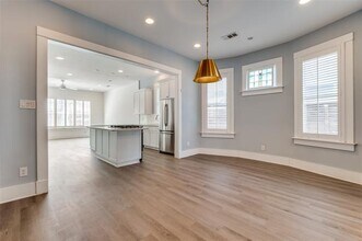 832 Melba St in Dallas, TX - Foto de edificio - Building Photo