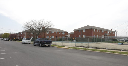 Crossroads Manor Apartments in Lakewood, NJ - Foto de edificio - Building Photo