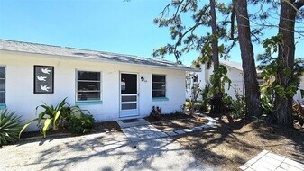 65 N Maple St in Englewood, FL - Building Photo