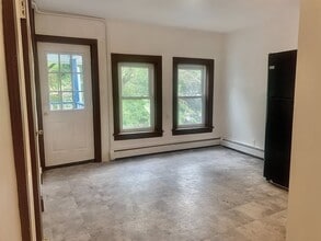 15 School St, Unit 3 in Chatham, NY - Building Photo - Building Photo