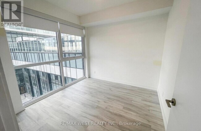 251 Manitoba St in Toronto, ON - Building Photo - Building Photo