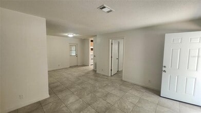 1079 N Gertrude Ct in Daytona Beach, FL - Building Photo - Building Photo