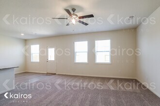 8415 Hannah Rd in Mont Belvieu, TX - Foto de edificio - Building Photo