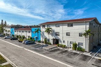 Fountain Court Apartments in St. Petersburg, FL - Building Photo - Building Photo