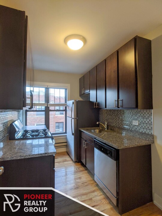 908 W George St, Unit DD3 in Chicago, IL - Building Photo