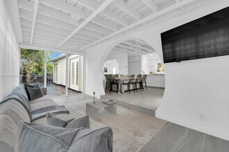 9264 Byron Ave in Surfside, FL - Foto de edificio - Building Photo