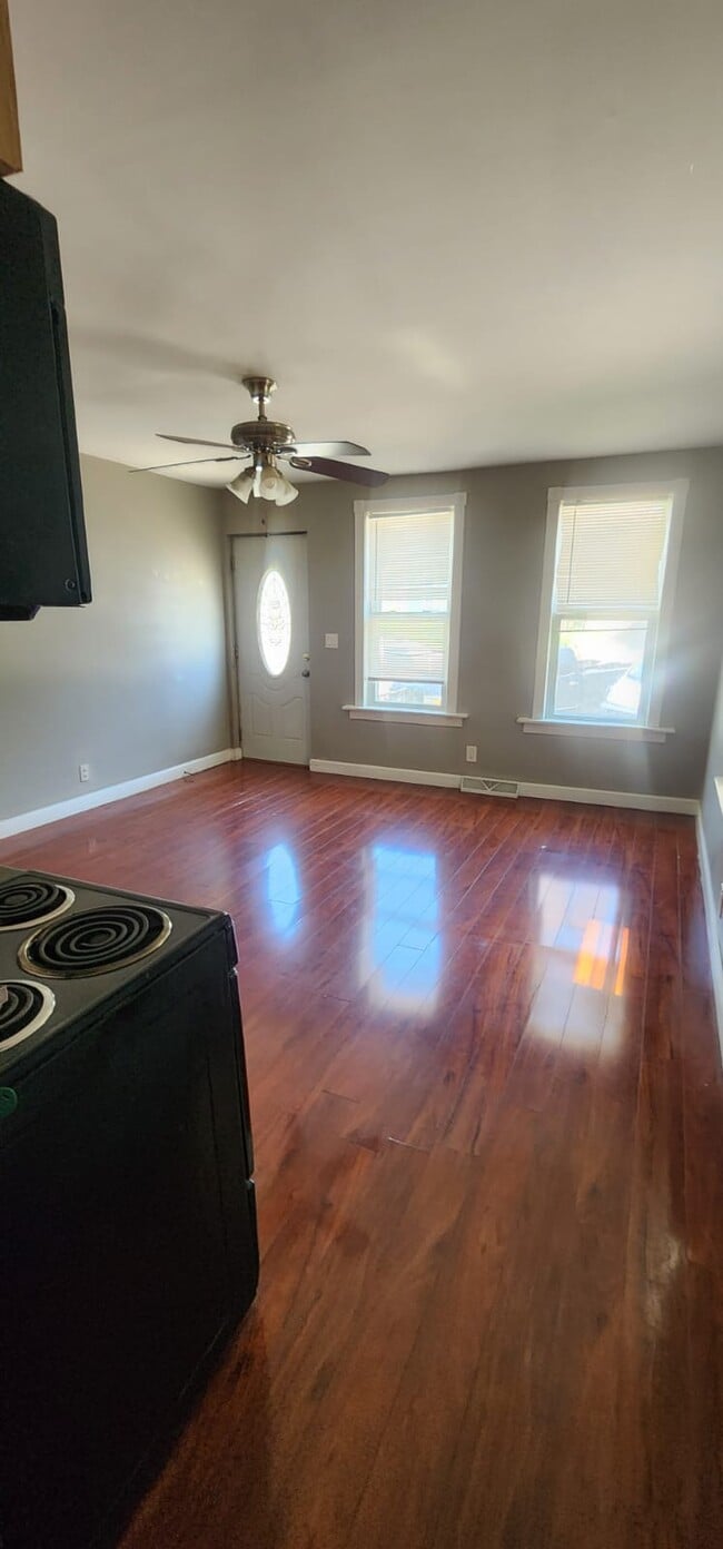 1831 N Warren Ave, Unit Lower