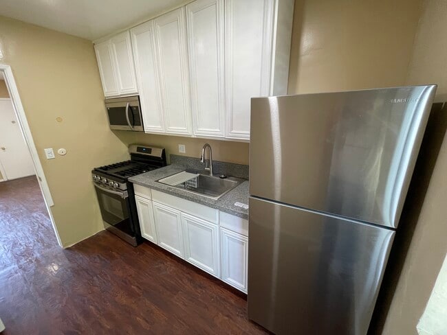 1941 Wilcox Ave, Unit 12 in Los Angeles, CA - Building Photo - Building Photo