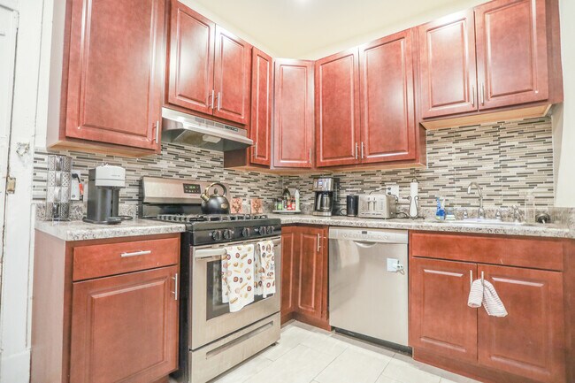 2467 N Clark St-Unit -2 in Chicago, IL - Building Photo - Building Photo