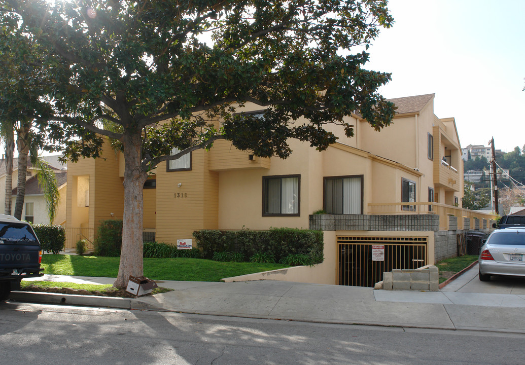 1316 E Windsor Rd in Glendale, CA - Building Photo