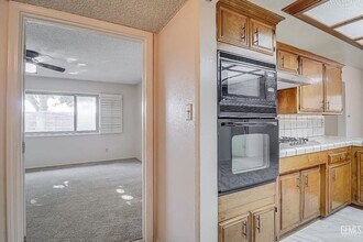 2213 Sandpiper Rd in Bakersfield, CA - Building Photo - Building Photo