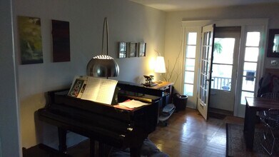110 E Roumfort Rd in Philadelphia, PA - Building Photo - Building Photo