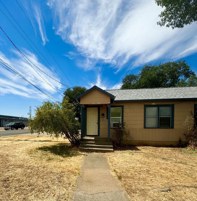 1850 Pleasant St in Redding, CA - Building Photo - Building Photo