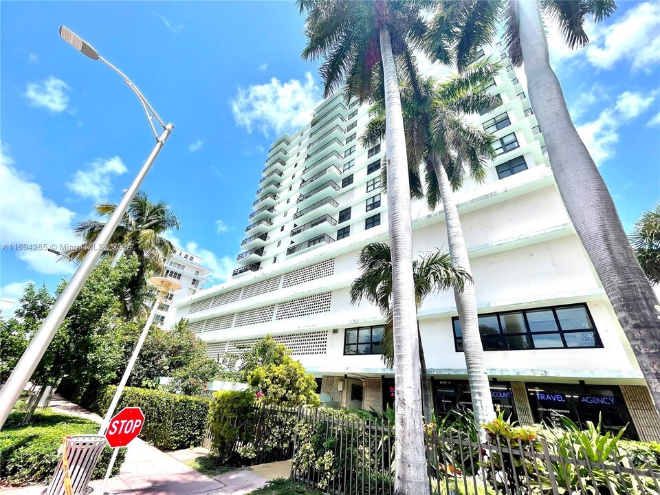 1800 Collins Ave in Miami Beach, FL - Building Photo