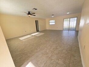 8377 Denise Dr E in Seminole, FL - Foto de edificio - Building Photo