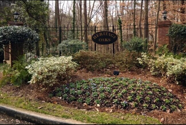 102 Bainbridge Dr, Unit Heritage Oaks in Atlanta, GA - Foto de edificio - Building Photo
