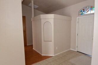 1444 N Linda Vista Ct in Visalia, CA - Building Photo - Building Photo