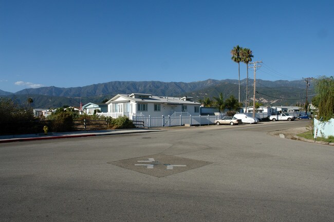 349 Ash Ave in Carpinteria, CA - Foto de edificio - Building Photo