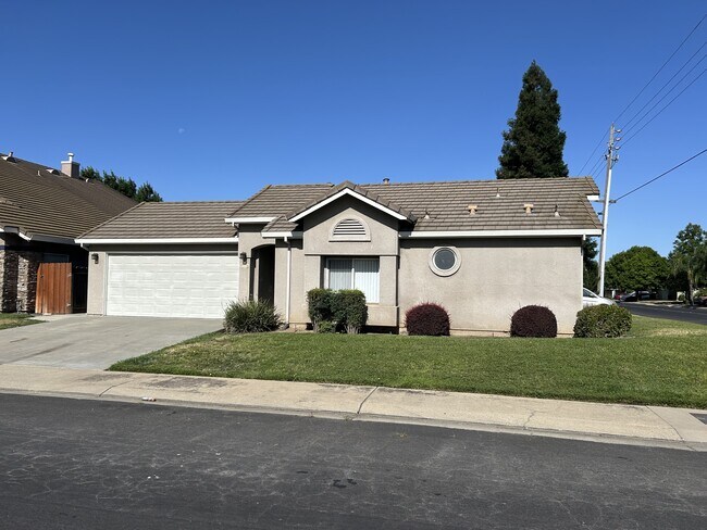 1333 Glenbrook Way in Modesto, CA - Building Photo - Building Photo