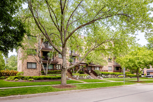 100 S Vail Ave in Arlington Heights, IL - Foto de edificio - Building Photo