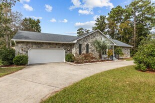 401 Lord Granville Dr in Morehead City, NC - Building Photo