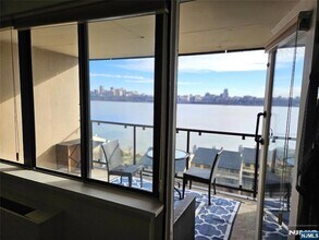 1203 River Rd, Unit 11G in Edgewater, NJ - Foto de edificio - Building Photo