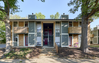 Kirkwood Forest in Kirkwood, MO - Foto de edificio - Building Photo