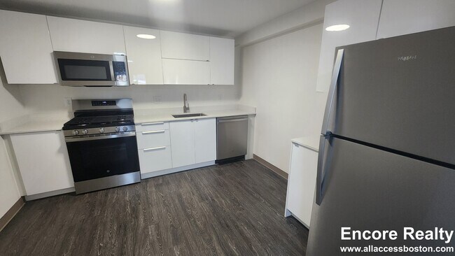 8 Darling St, Unit 11 in Boston, MA - Building Photo - Building Photo