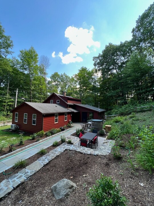 41 Frenchmans Rd in New Milford, CT - Foto de edificio