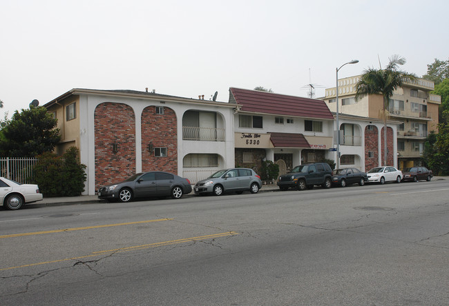 5330 Franklin Ave in Los Angeles, CA - Building Photo - Building Photo