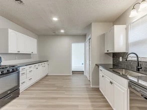 320 Wayne Ave in Edmond, OK - Building Photo - Building Photo