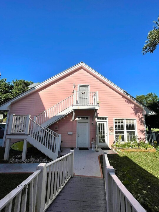 4151 SW Sundown Ln, Unit Upper cottage in Palm City, FL - Foto de edificio