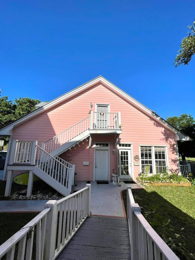 4151 SW Sundown Ln, Unit Upper cottage